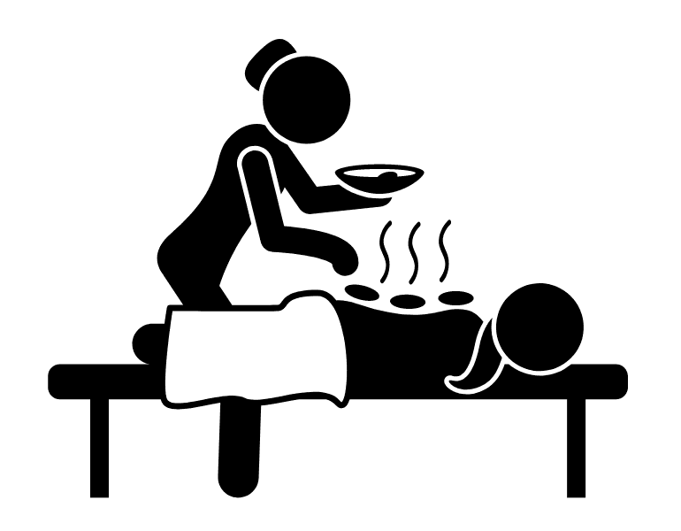 Frau liegt auf einer Massagebank und gönnt sich eine Hot-Stone-Massage